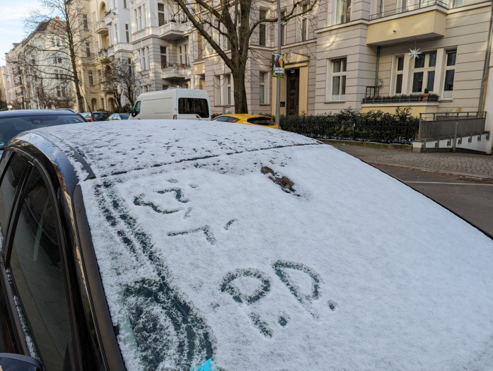 Zum Vergleich: das schneebedeckte Auto, mit dem Pixel 7 Pro fotografiert (Bild: Tobias K&ouml;ltzsch/Golem.de)